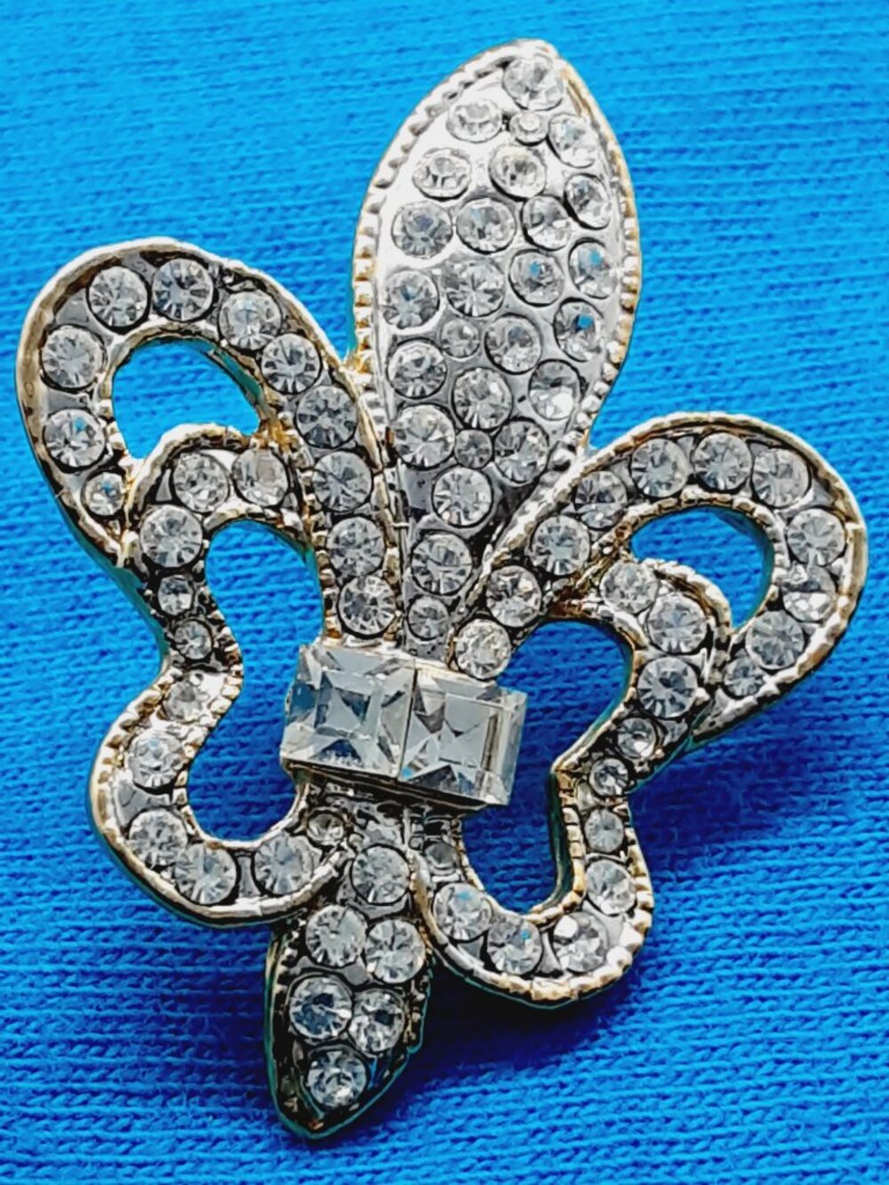 Everything French!!  Say it with a NEW Fleurs-de-lis Pin - Picture 3 of 5